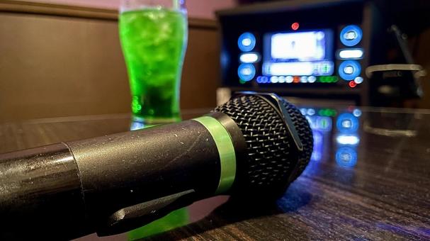 机の上にマイクとドリンク