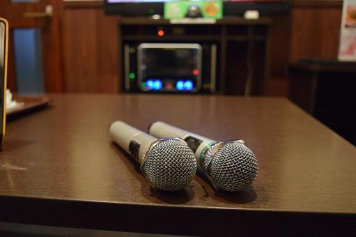 机の上のマイクを机の真横付近から機械に向けて撮った写真