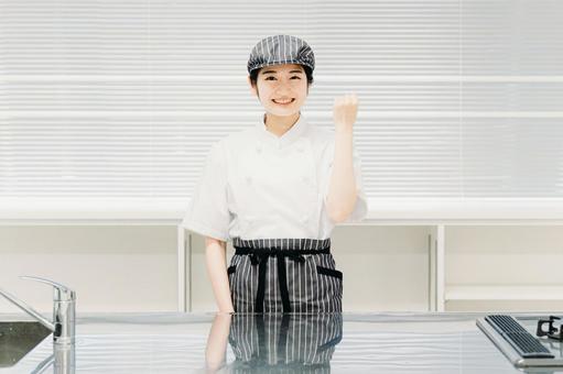 調理をしている女性